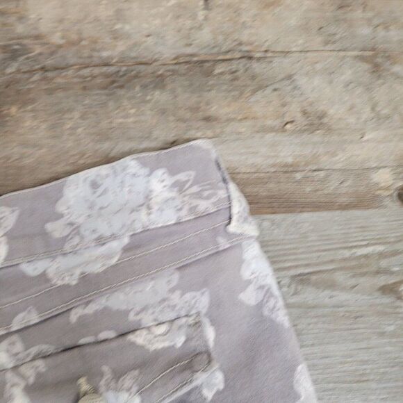 Tinseltown Floral Rose Denim Flap Pocket‎ Cuffed Shorts Gray Womens Size 9 Denim - Picture 12 of 12